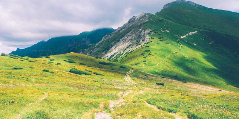 露营探险进阶指南：当徒步遇上暴露感路线，攀岩式头盔与半身式安全带如何成为你的“生命防线”？